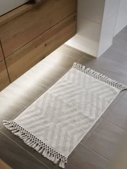 Manya Badematte, Offwhite